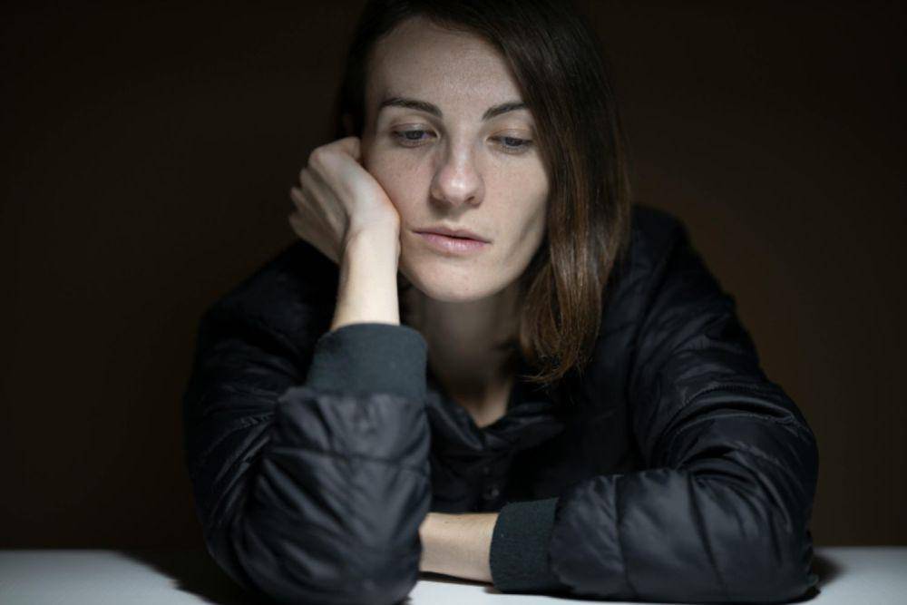 Seorang wanita duduk (pexels.com/Engin Akyurt:)