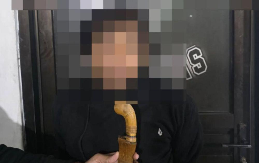 Polisi meringkus R (43), preman yang kerap meresahkan warga Balikpapan Tengah. (Dok. Polda Kaltim)