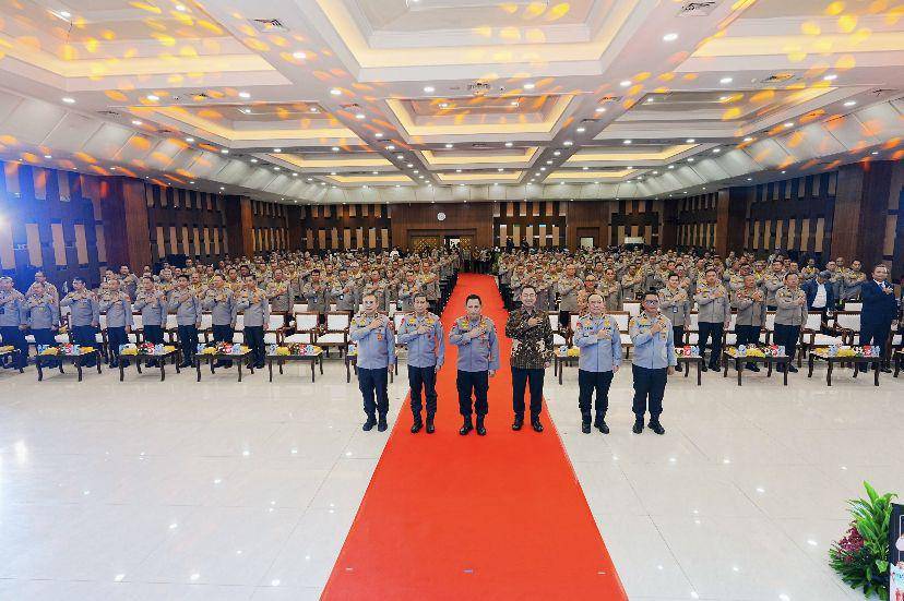Kapolri Jenderal Listyo Sigit Prabowo menutup secara resmi acara Rapat Kerja Teknis (Rakernis) gabungan SDM dan Staf Logistik (Slog) Polri di Aula Bareskrim, Jakarta Selatan, Jumat (9/5/2025). (Dok. Humas Polri)