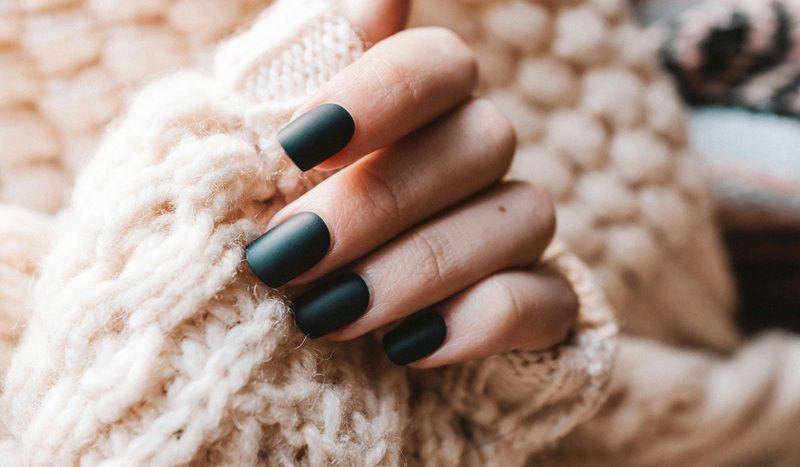 ilustrasi press on nails warna hitam (unsplash.com/allison christine)