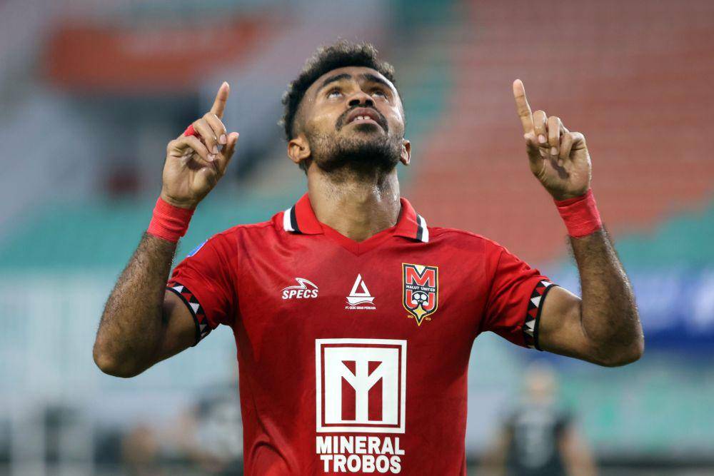 Pesepak bola Malut United Yakob Sayuri berselebrasi setelah mencetak gol ke gawang Dewa United dalam lanjutan BRI Liga 1 di Stadion Pakansari, Kabupaten Bogor, Jawa Barat, Jumat (25/4/2025). ANTARA FOTO/Yulius Satria Wijaya/Spt.