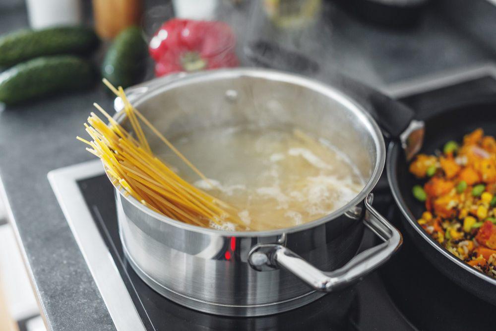 Ilustrasi merebus spaghetti (freepik.com/valeria_aksakova)