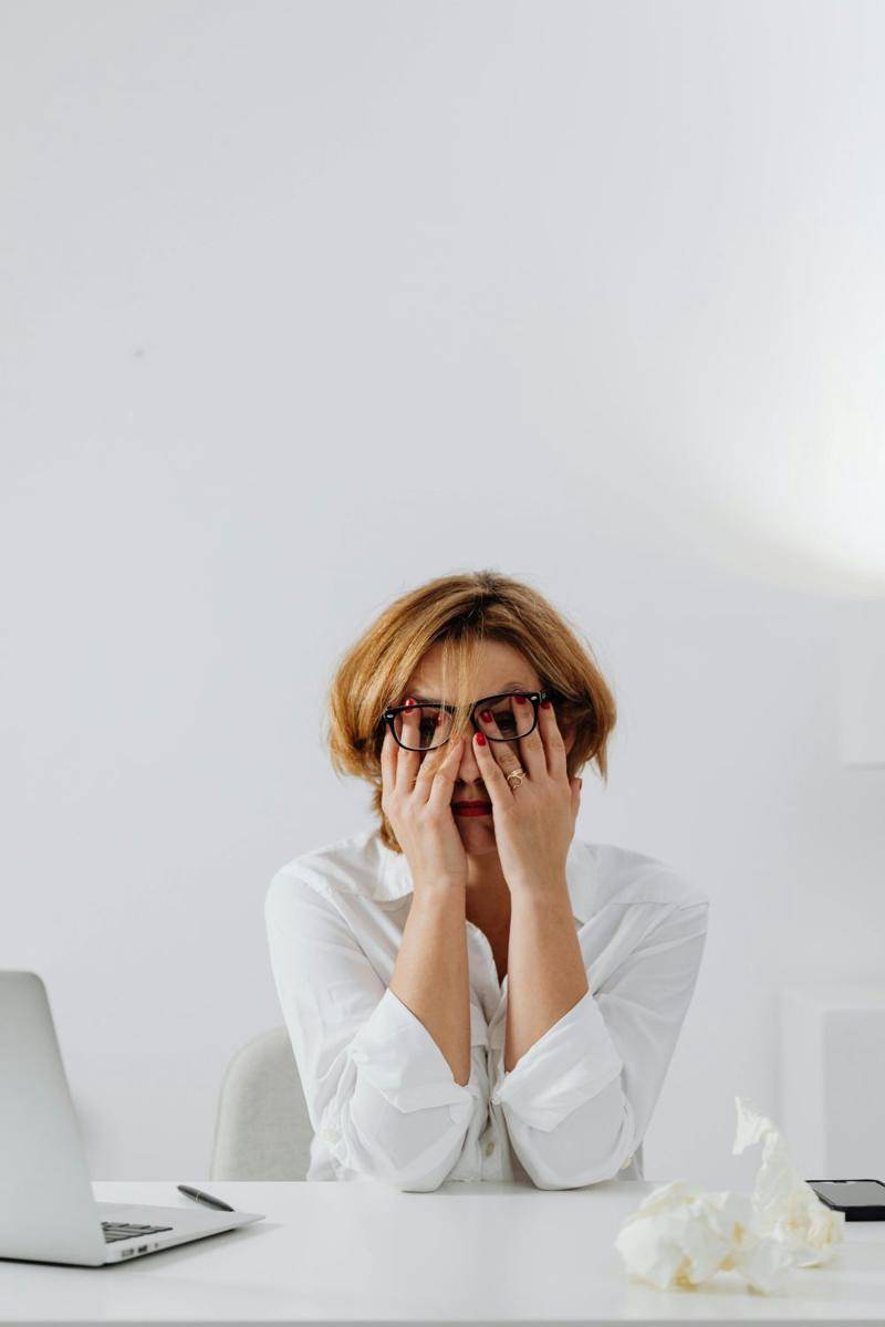Seorang wanita duduk (pexels.com/kaboompics.com:)
