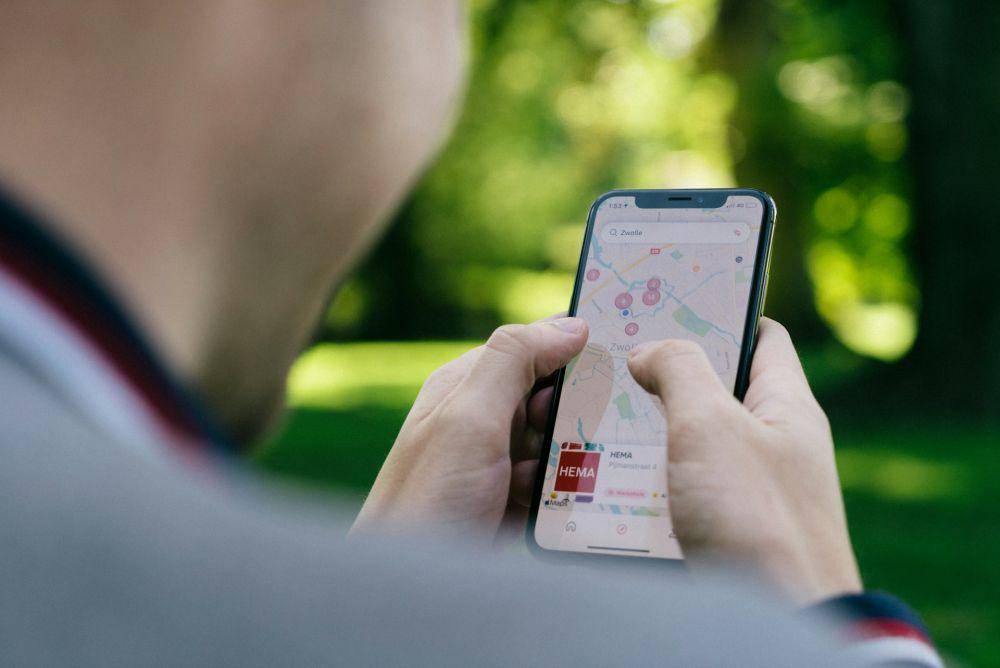 ilustrasi membaca rute perjalanan (unsplash.com/CardMapr.nl)