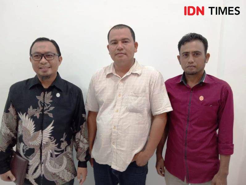 Maulana Ibrahim baju putih didampingi kuasa hukumnya (IDN Times/Ervan)
