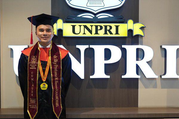 7 Potret dr. Oky Pratama Wisuda S2, Raih Predikat Cumlaude