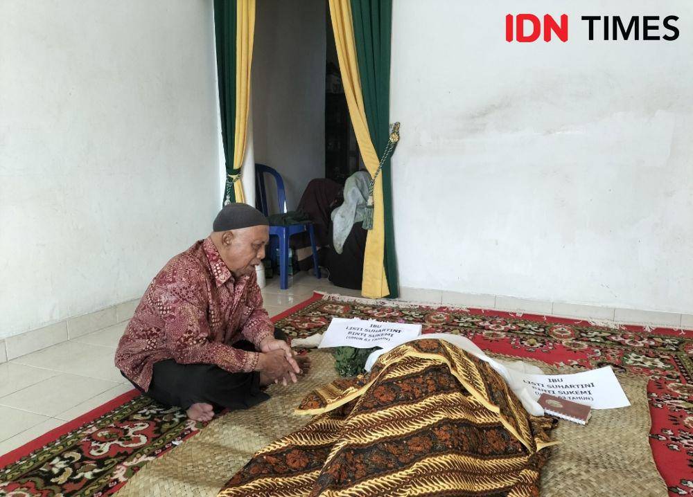 Wagiyo merapat jenazah sang istri Sukemi di rumah duka. (IDN Times/Tama Yudha Wiguna).