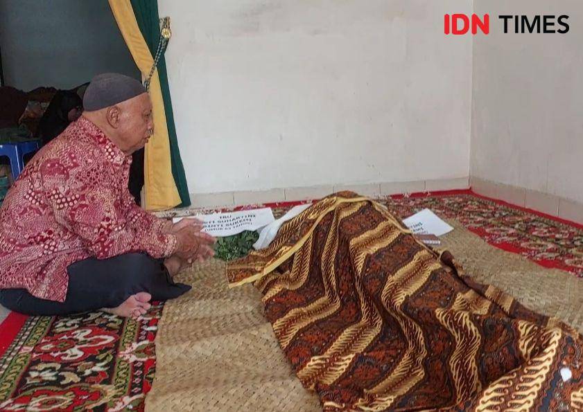 Wagiyo merapat jenazah sang istri Sukemi di rumah duka. (IDN Times/Tama Yudha Wiguna).