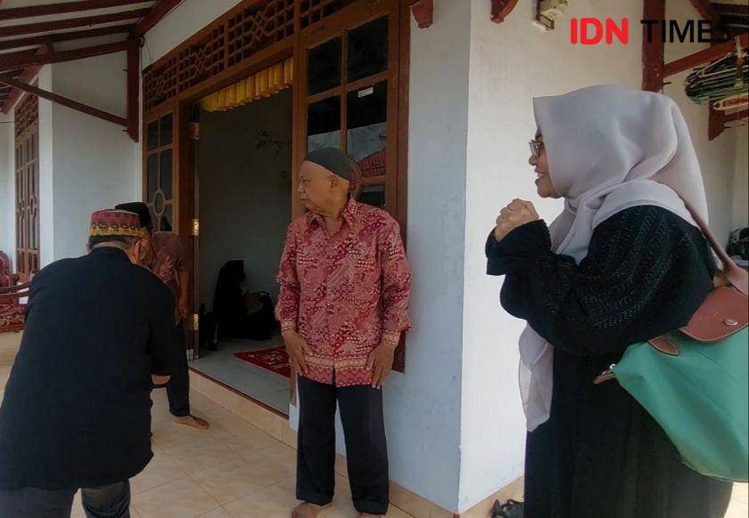 Wagiyo merapat jenazah sang istri Sukemi di rumah duka. (IDN Times/Tama Yudha Wiguna).
