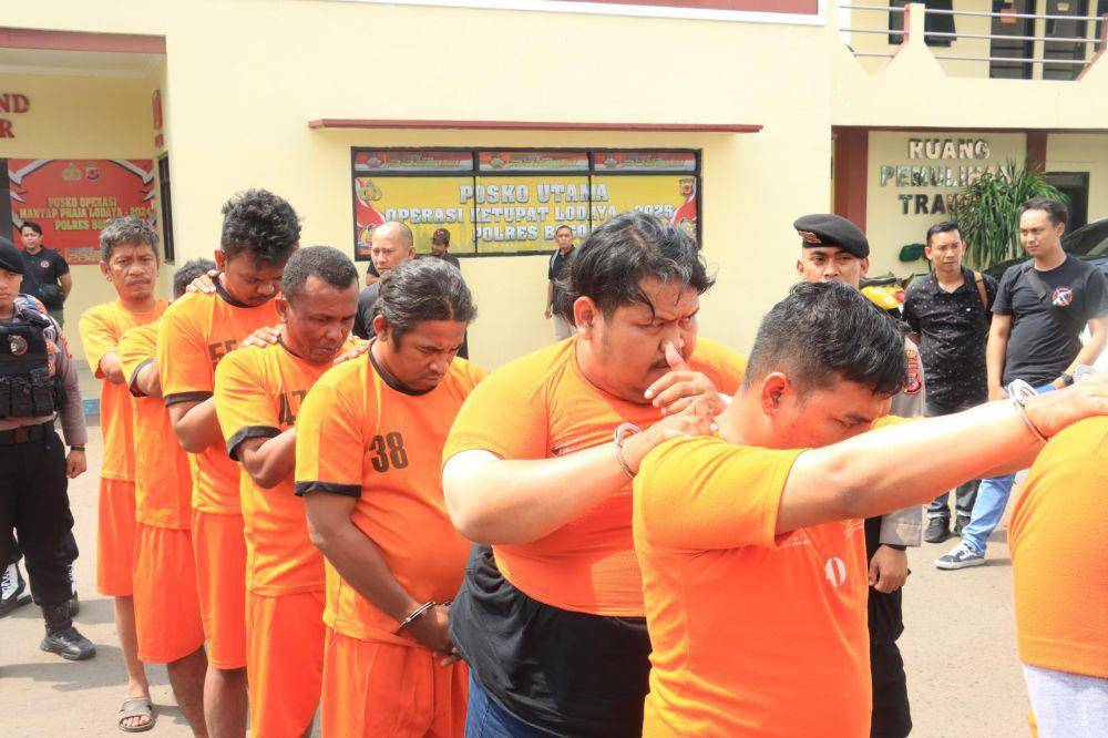 Para mata elang (matel) di Bogor ditangkap Polres dan Polresta Bogor Kota dihadirkan dalam ungkap kasus di Mapolres Bogor, Jumat (9/5/2025). (Humas Polres Bogor).