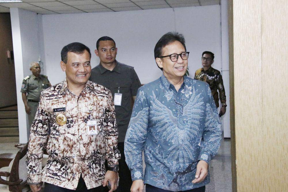 Menteri Kesehatan (Menkes) Budi Gunadi Sadikin berjalan bersama Gubernur Jateng Ahmad Luthfi. (IDN Times/Dok Humas Pemprov Jateng)