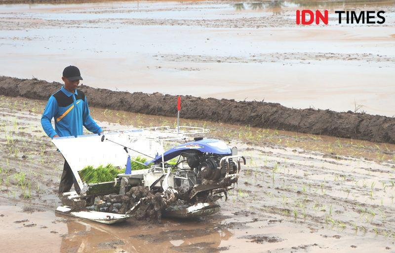 Seorang petani Gunung Intan PPU mencoba salah satu alsintan bantuan Kementan RI (IDN Times/Ervan)