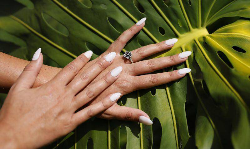 ilustrasi memakai press on nail berwarna putih (unsplash.com/Inga Engele)
