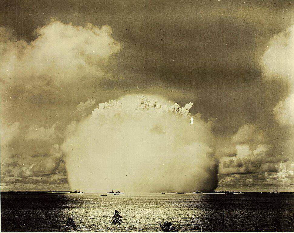 Uji coba nuklir di Bikini Atoll. (commons.wikimedia.org/SDASM Archives)
