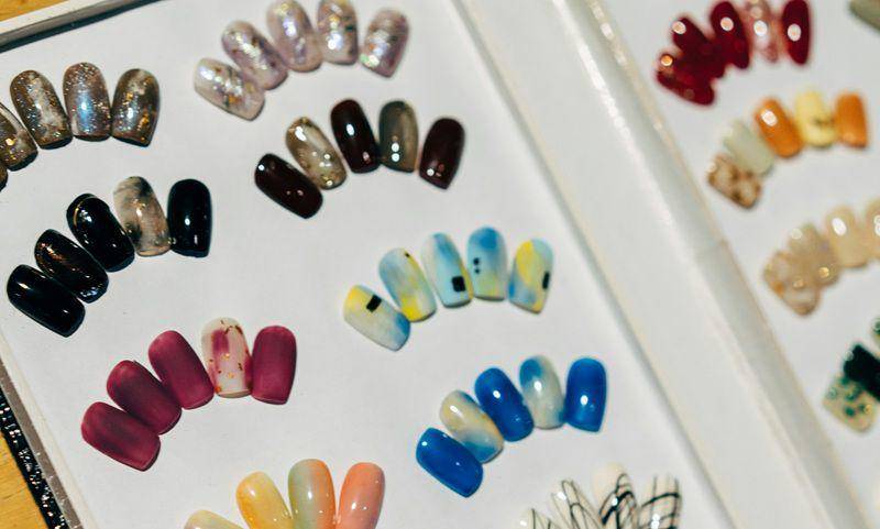ilustrasi set press on nails estetik (unsplash.com/Markus Winkler)