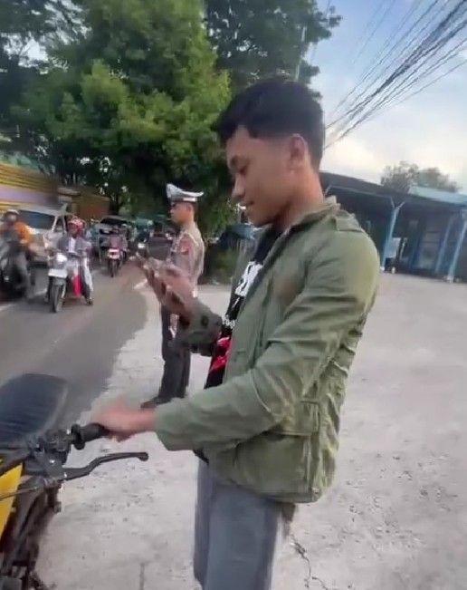 Tangkapan layar video pemuda di Maros marah ke polisi karena tidak terima ditilang/Istimewa