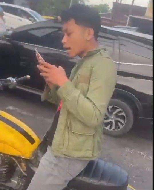 Tangkapan layar video pemuda di Maros marah ke polisi karena tidak terima ditilang/Istimewa