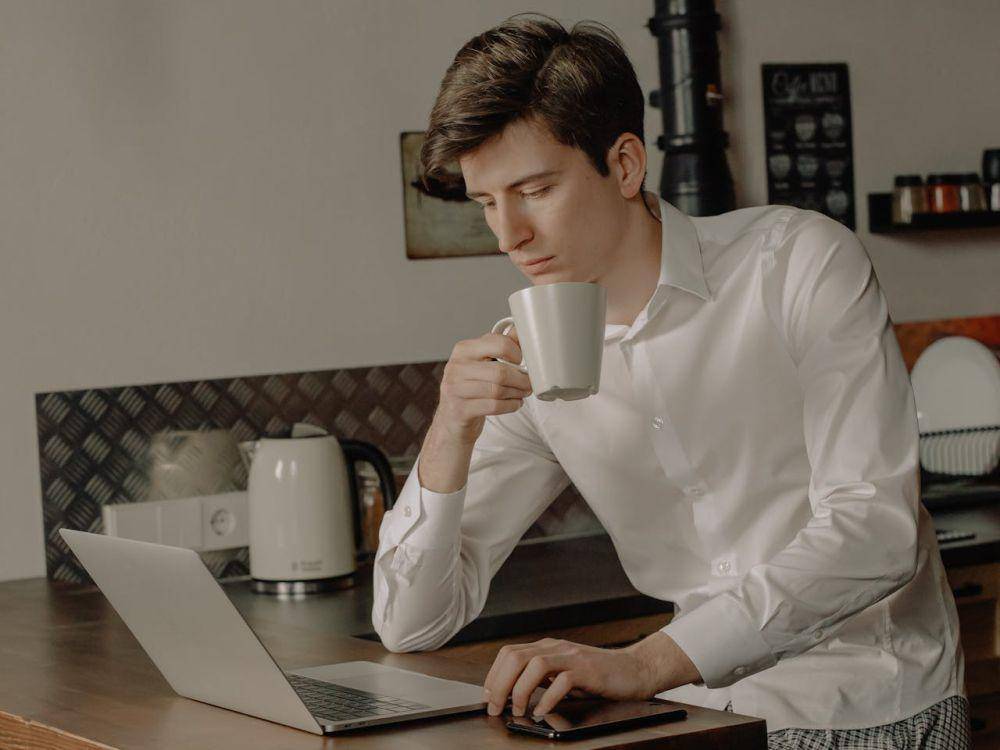ilustrasi minum kopi (pexels.com/cottonbro studio)
