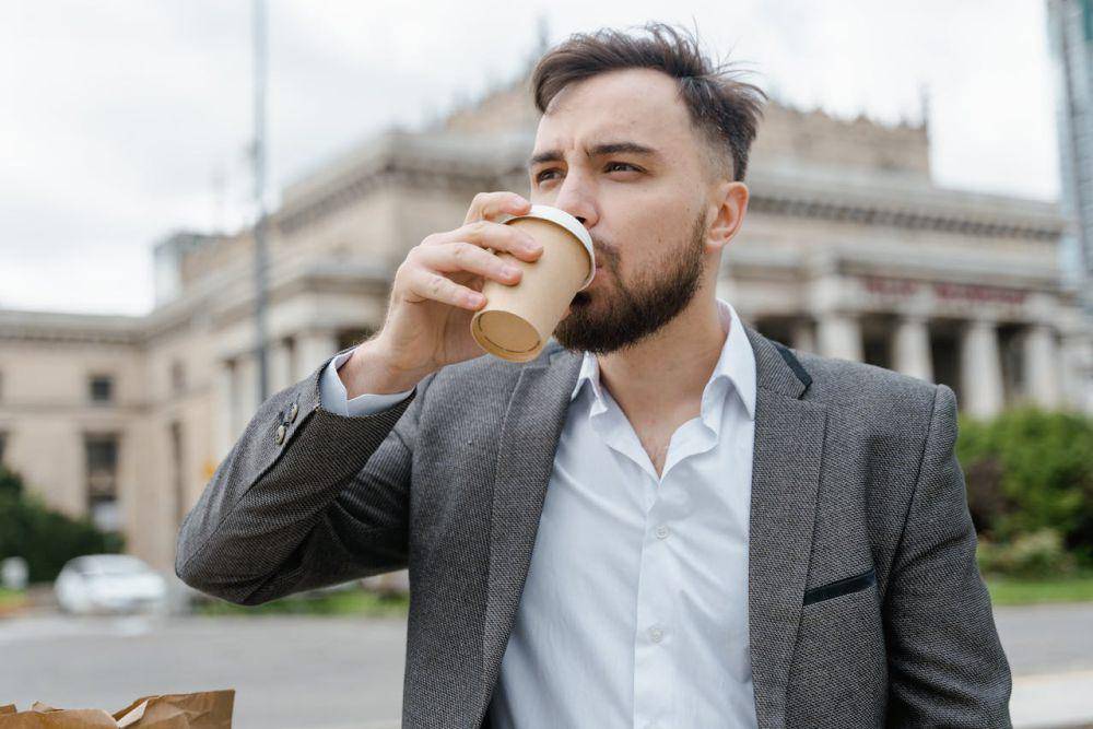 ilustrasi minum kopi (pexels.com/MART PRODUCTION)
