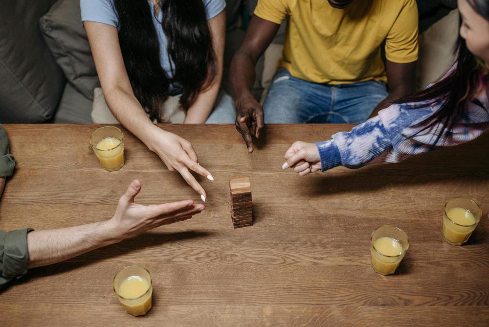 5 Alasan Mengapa Lebih Sakit Ditinggalkan Sahabat Daripada Pacar