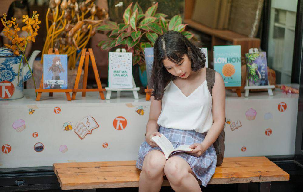 ilustrasi wanita membaca buku untuk meredam emosi (pexels.com/Min An)