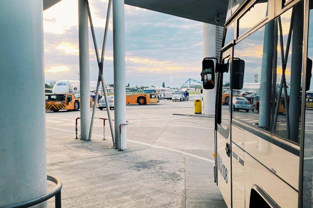 ilustrasi shuttle bus (pexels.com/Radubradu)