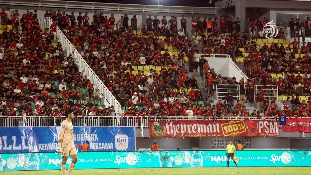Antusiasme suporter PSM Makassar saat menyaksikan pertandingan pekan ke-30 BRI Liga 1 2024/2025 melawan Bali United pada 24 April 2025. (Dok. PT Liga Indonesia Baru)