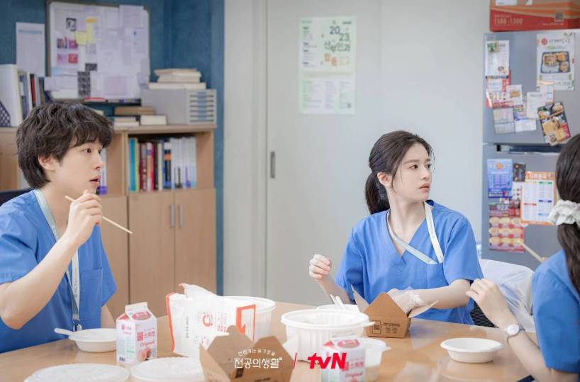 Cuplikan drama Korea Resident Playbook (dok. tvN/Resident Playbook)