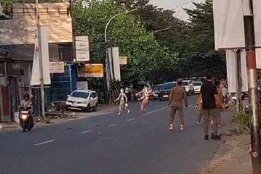 Tolak Ditertibkan, Manusia Silver di Makassar Serang Petugas Satpol PP