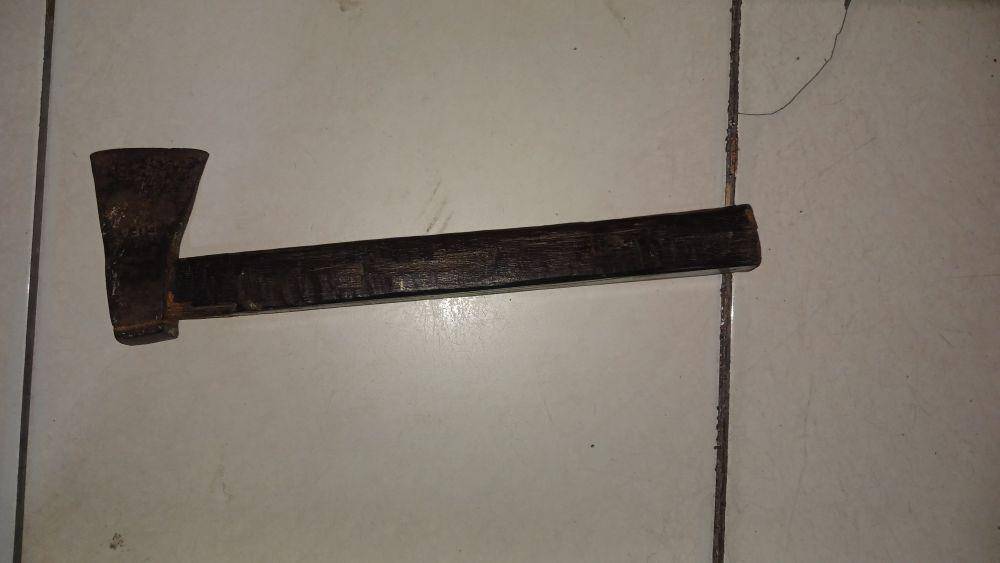 Kapak yang digunakan pelaku untuk mengancam korban jadi barang bukti yang disita polisi. (Dok. Polres Kukar)