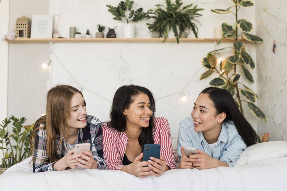 Staycation Bersama Sahabat. freepik/freepik