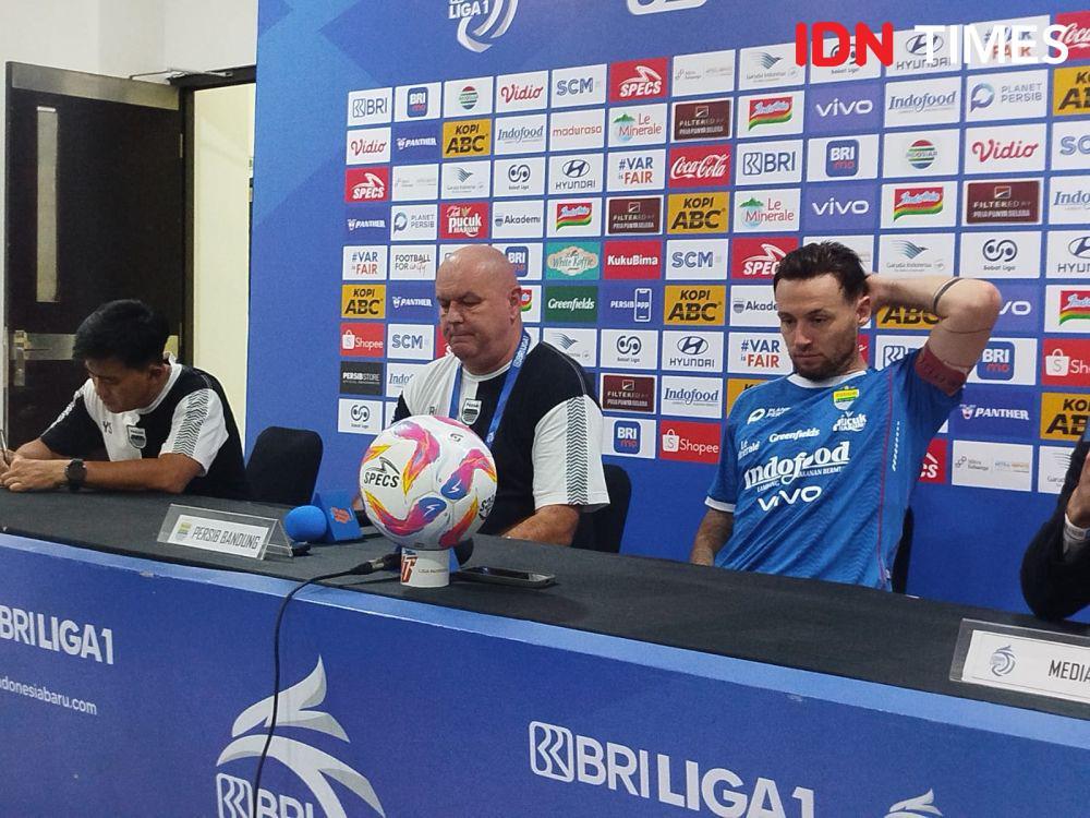 Pelatih Persib, Bojan Hodak, dalam sesi jumpa pers. (IDN Times/Sandy Firdaus)