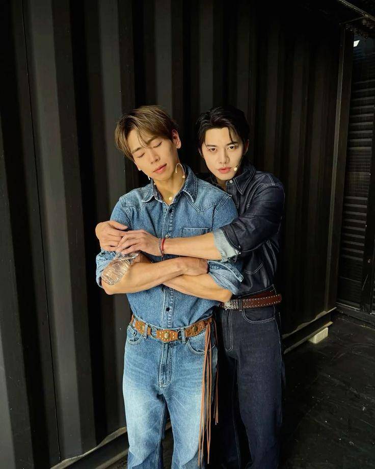 Potret Tey dan Yoonjae saat manggung bersama (pinterest.com/simoresss)