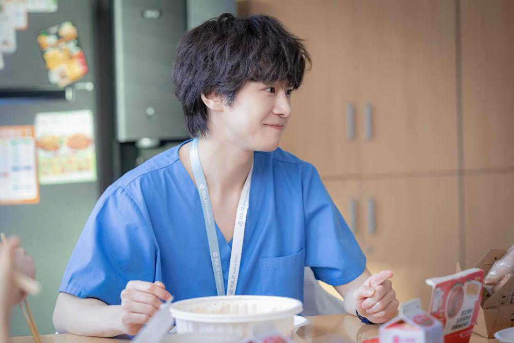 7 Kepedulian Um Jae Il pada Kim Sa Bi di Drakor Resident Playbook