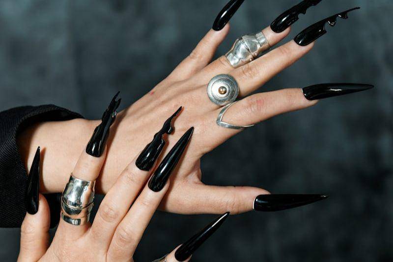 ilustrasi gothic nails art (unsplash.com/Marlen Stahlhuth)