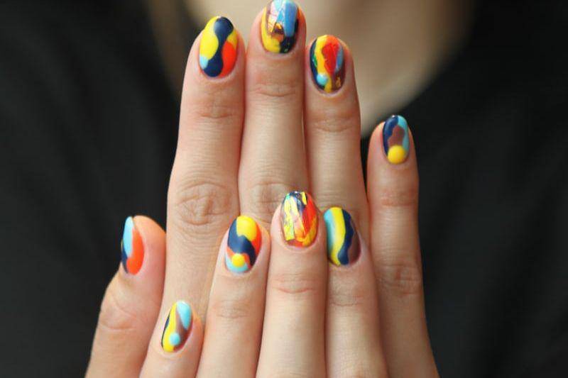 ilustrasi abstract nails art (unsplash.com/Budka Damdinsuren)