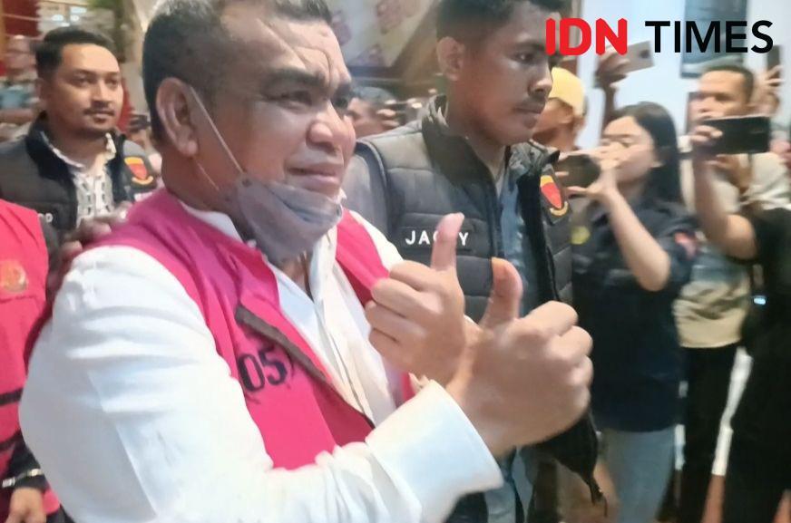 Tersangka Korupsi Rp4,7 Miliar, Dirut Jamkrida NTT Acungkan 2 Jempol