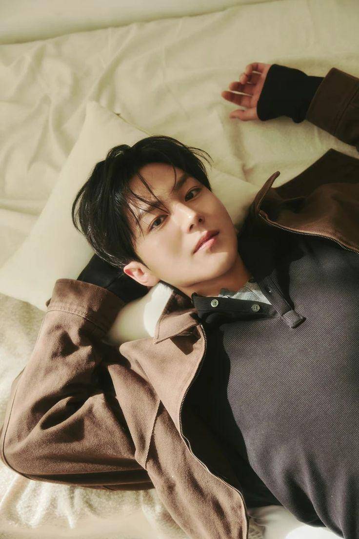 Woohyeok saat pemotretan (pinterest.com/laisdearrudateixeiradasilva)