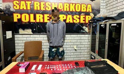 Polisi menangkap seorang pengedar dengan barang bukti 28 paket sabu di Kabupaten Paser. (Dok. Humas Polres Paser)
