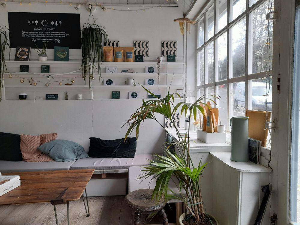 ilustrasi cafe kekinian (unsplash.com/Cas Holmes)