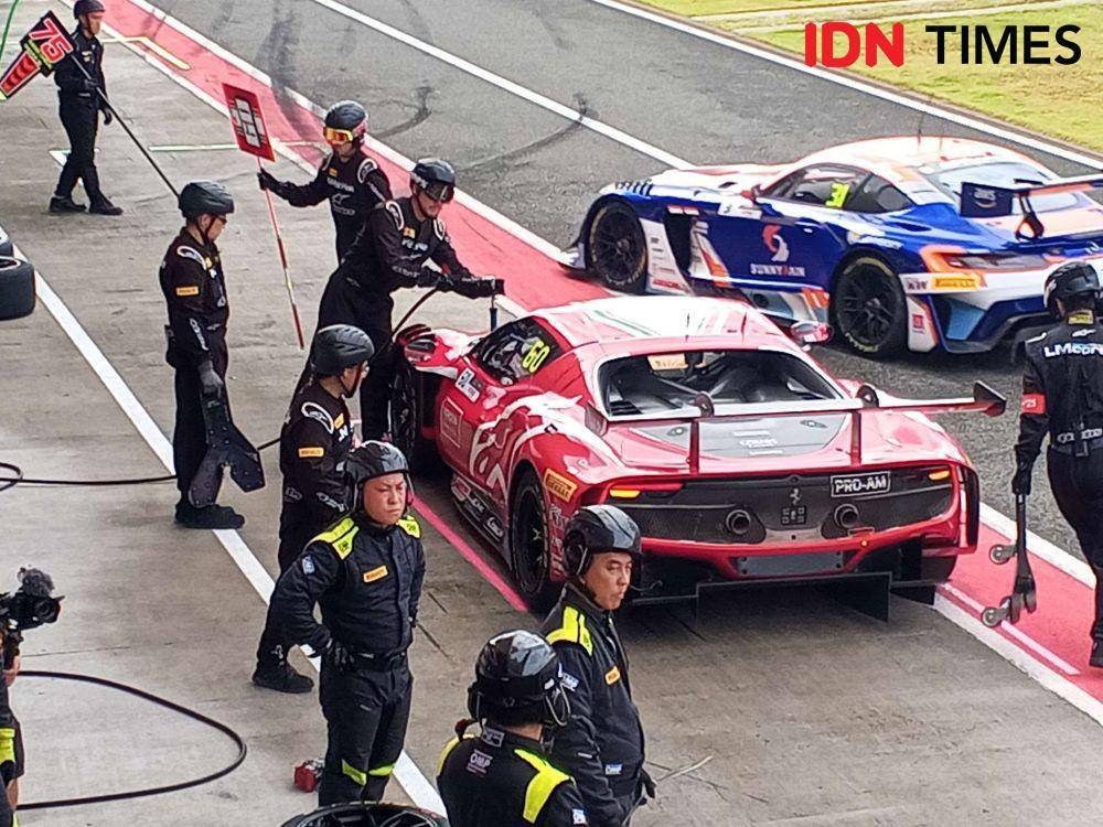 Mobil balap GT World Challenge Asia di Sirkuit Mandalika. (IDN Times/Muhammad Nasir)