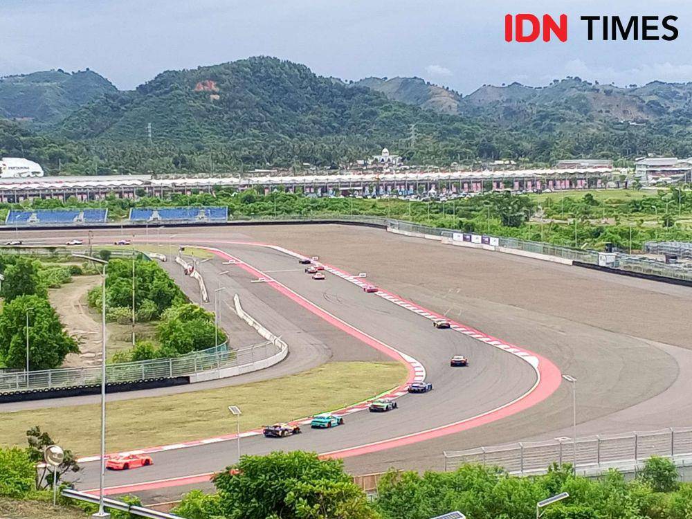 Balap GT World Challenge Asia di Sirkuit Mandalika, Sabtu (10/5/2025). (IDN Times/Muhammad Nasir)