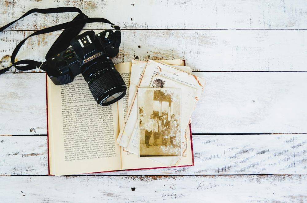 ilustrasi buku kenangan dan foto (unsplash.com/Debby Hudson)