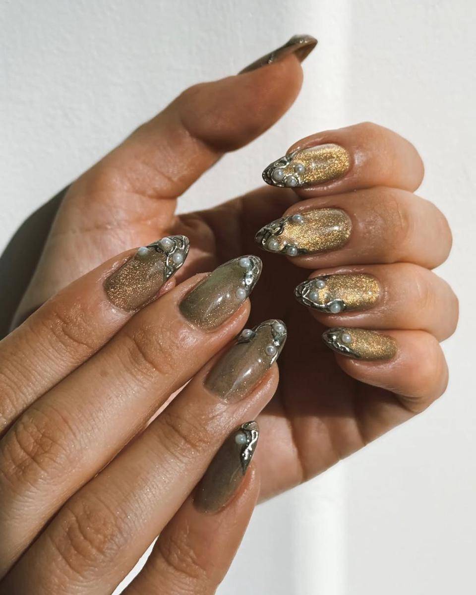 tren nail art shimmer 2025 (instagram.com/nailartbyqueenie)
