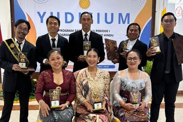 7 Potret Happy Salma Lulus Kuliah S1, Jadi Sarjana Ilmu Filsafat Hindu