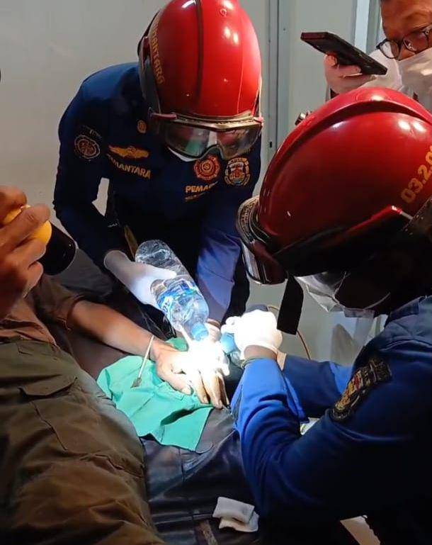 Evakuasi cincin yang dilakukan oleh Damkarmat Bandar Lampung. (IDN Times/Damkarmat Bandar Lampung)