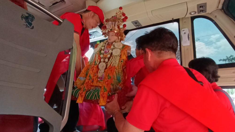 Patung Dewi Mak Co diantar pulang ke kampung halaman. IDN Times/ Bramanta Pamungkas