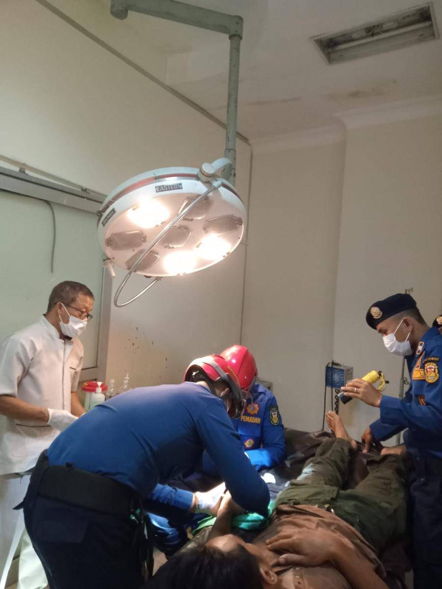 Evakuasi cincin yang dilakukan oleh Damkarmat Bandar Lampung. (IDN Times/Damkarmat Bandar Lampung)