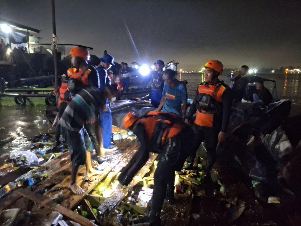 Tim SAR Pastikan ABK Jukung Meledak di Sungai Musi Selamat