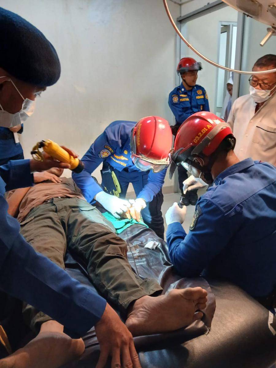 Damkarmat Bandar Lampung saat melakukan evakuasi terhadap cincin yang tersangkut. (IDN Times/Damkarmat Bandar Lampung)